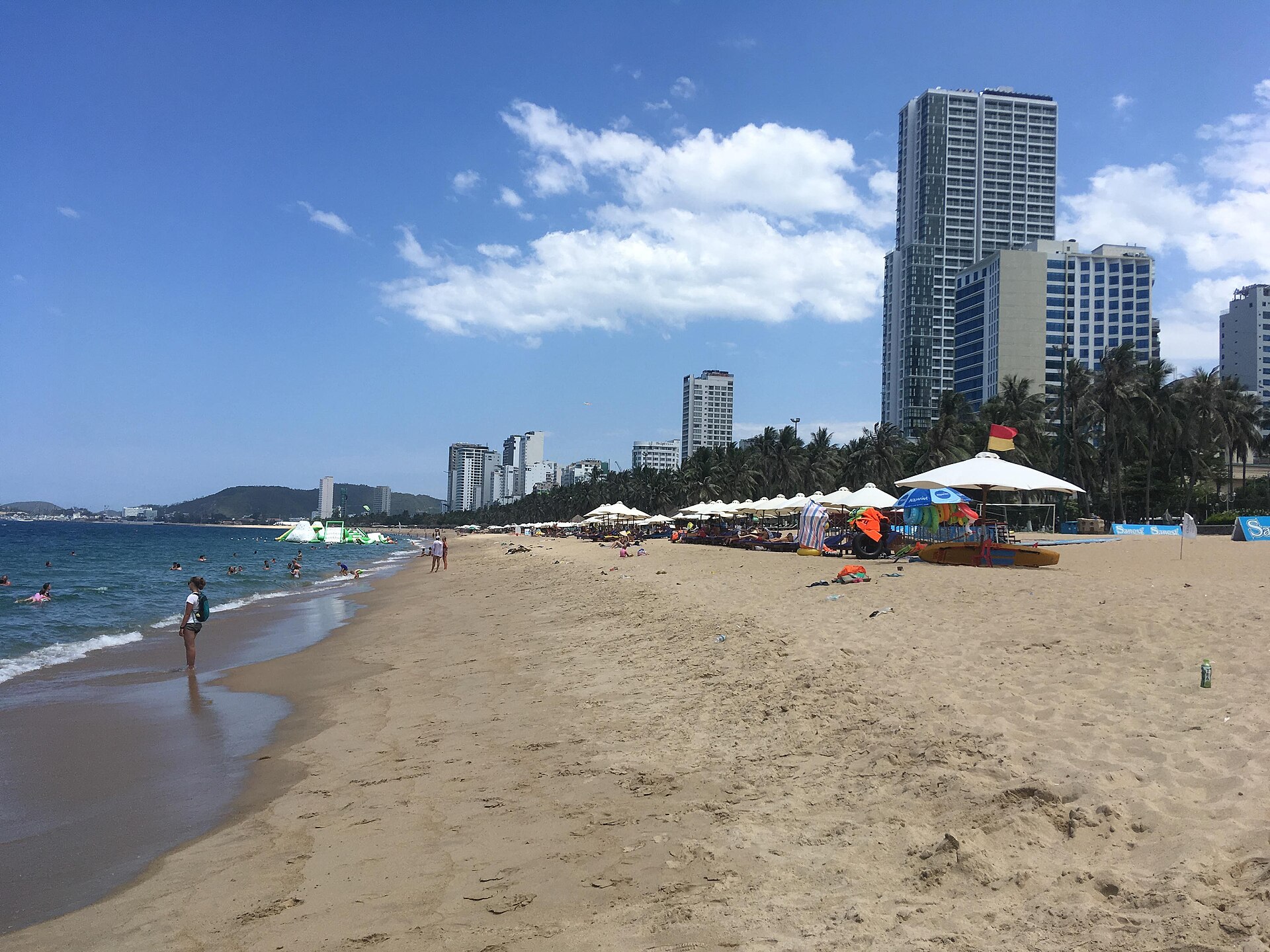 ニャチャンビーチの海辺の遊歩道