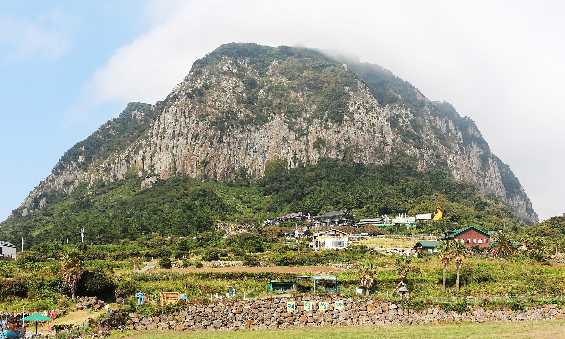 제주 여행 명소 산방산의 종모양 용암돔