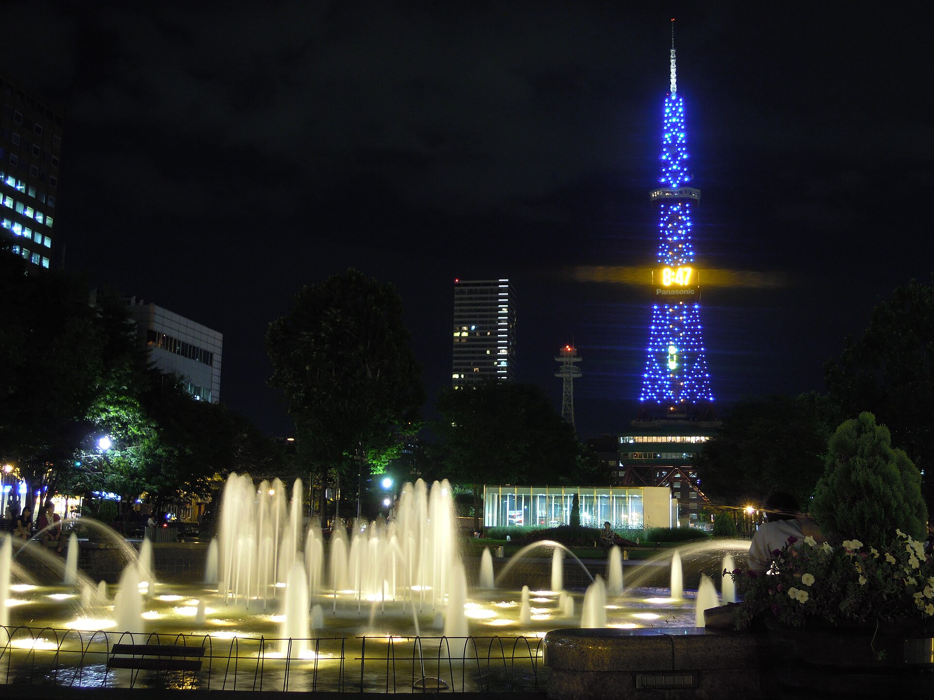 札幌の大通公園と赤いさっぽろテレビ塔