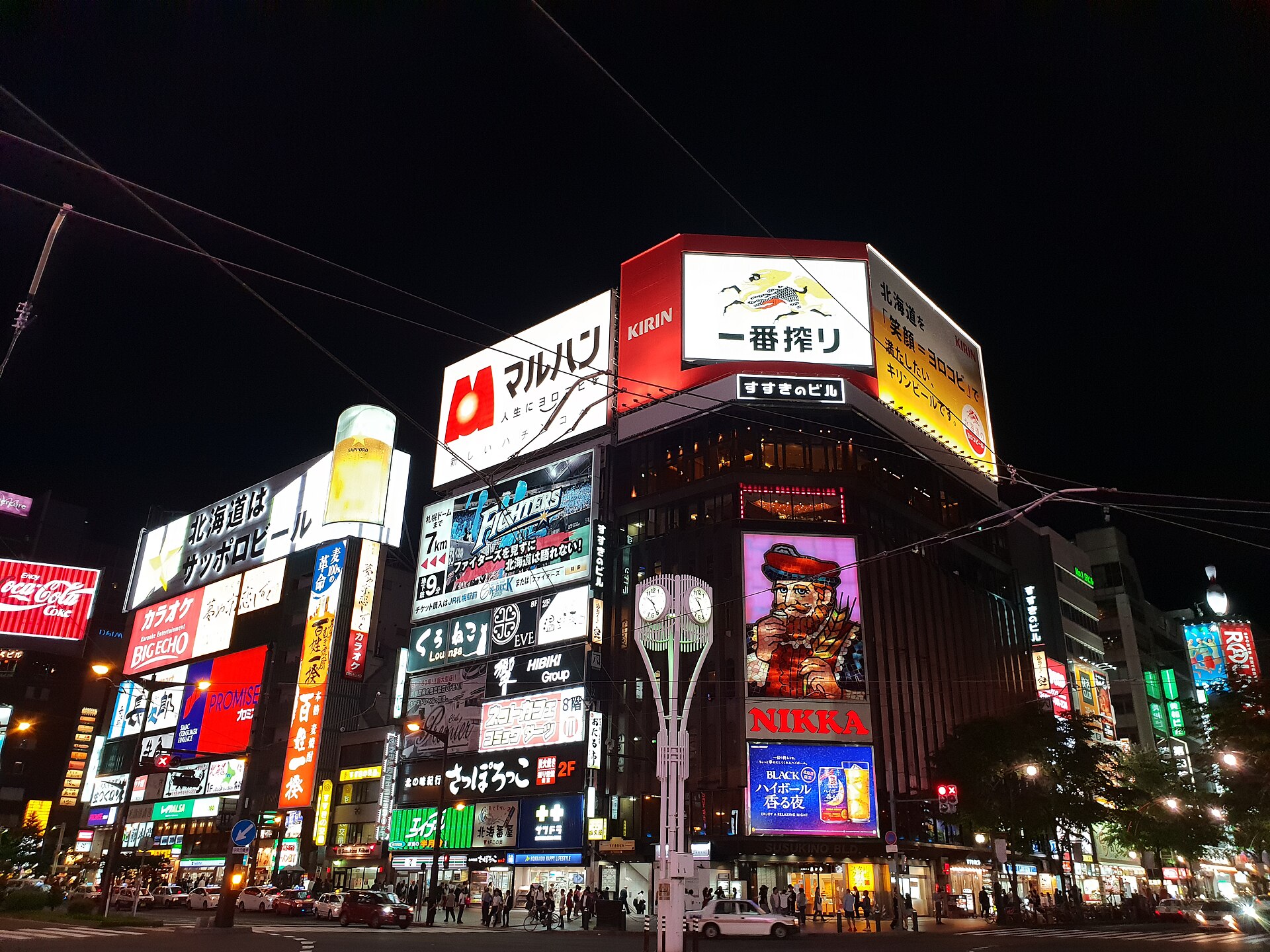 札幌すすきの繁華街の華やかな夜のネオン
